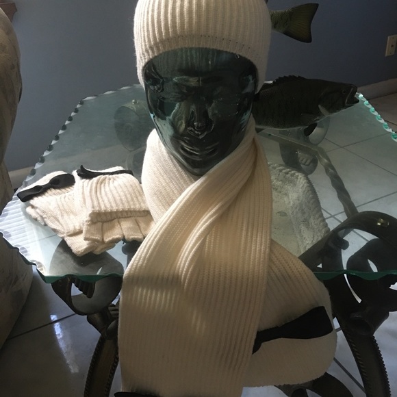 Kate Spade scarf,beanie & Mittens - Picture 2 of 7